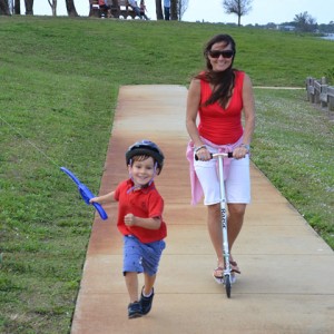 castakite-kite-handle-held-by-kid-running-with-mom